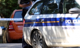 U dvorište bačena eksplozivna naprava
