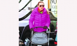 Jelena u šetnji sa malim Stefanom