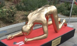 Statua Oskara četvoronoške šmrče kokain