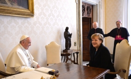 Papa i Merkelova na privatnoj audijenciji pričali o Ukrajini