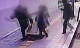 Horor snimak nadzorne kamere: Izašli iz busa i onda ih zemlja progutala