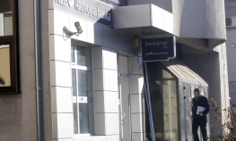 Mali i ekipa pucali na policiju i čupali bankomate