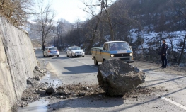 Odroni i klizišta gutaju puteve