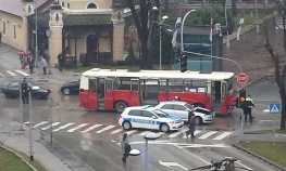 Sudar autobusa i audija kod zgrade Vlade RS
