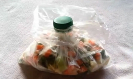 Zatvorite kese za zamrzivač čepovima plastičnih flaša