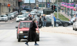 Pomoć starim licima pri prelasku ulice   