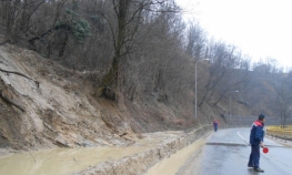Klizište i Vrbas u Rebrovcu odnose put