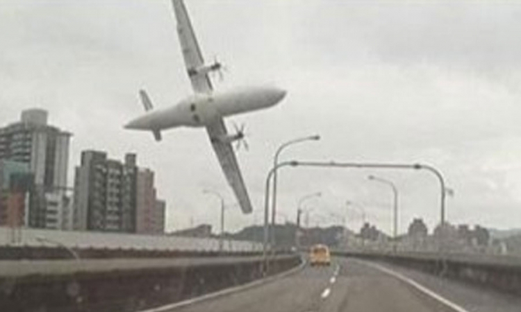 Stravičan snimak: Putnički avion udara u most i ruši se u rijeku, najmanje 12 mrtvih
