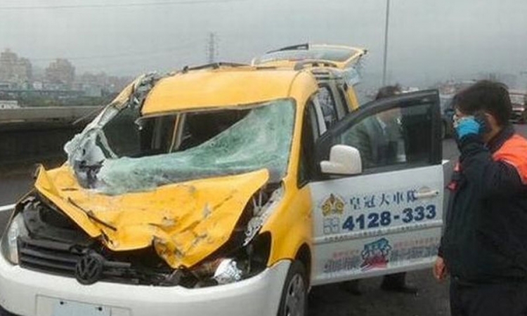 Pogledajte automobil koji je uništio avion, vozač odšetao i telefonirao