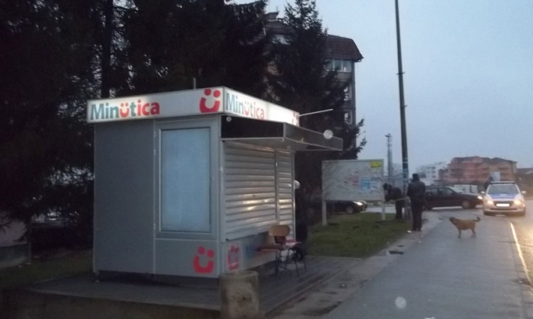 Obijen kiosk u Derventi