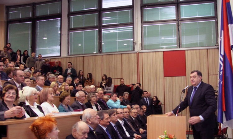 Dodik ohrabrio studente