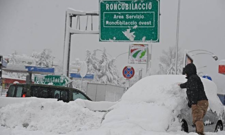 Na putevima u Italiji snijeg i nevrijeme izazvali haos