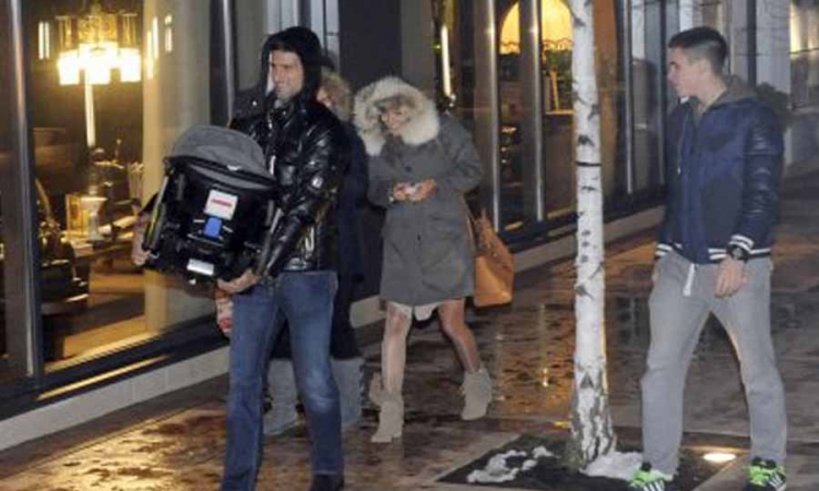 Novak i Jelena sa sinom Stefanom na večeri u Beogradu