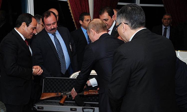 Putin egipatskom predsjedniku poklonio kalašnjikov