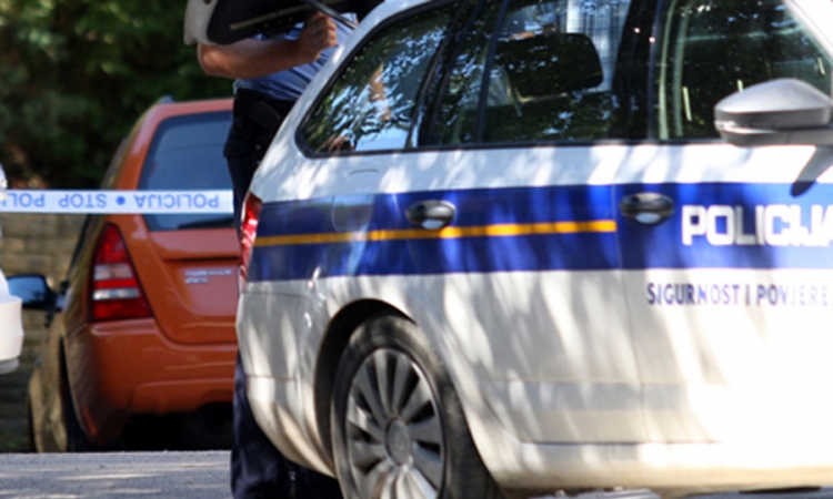 U dvorište bačena eksplozivna naprava
