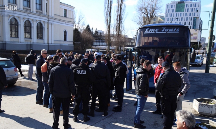 Studenti blokirali autobus u Sarajevu, tvrde da su prevareni