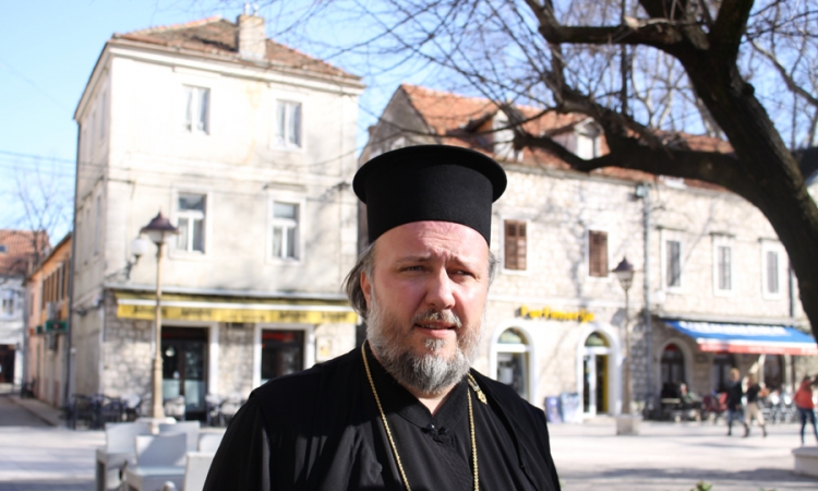 Protjerani sveštenik može da se vrati u Crnu Goru