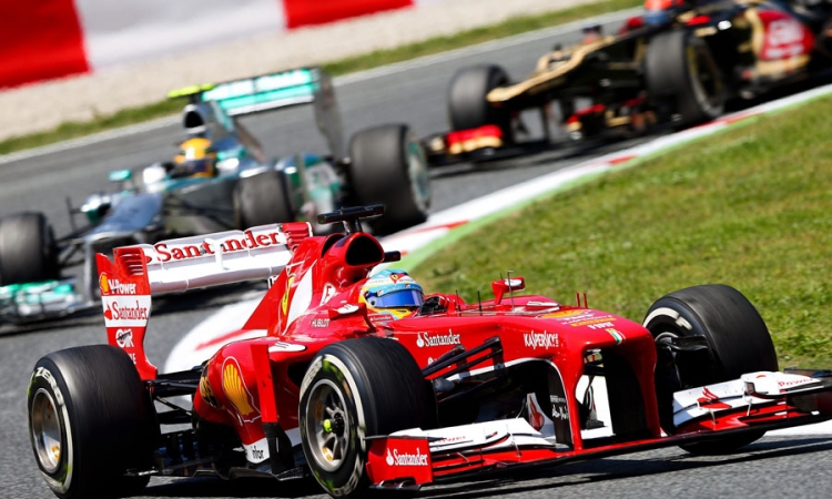 "Alonso i sa smećem juri po stazi"