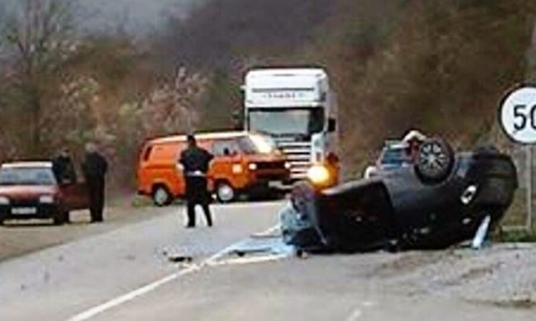 Iz zapaljenog vozila spasili dvojicu mladića
