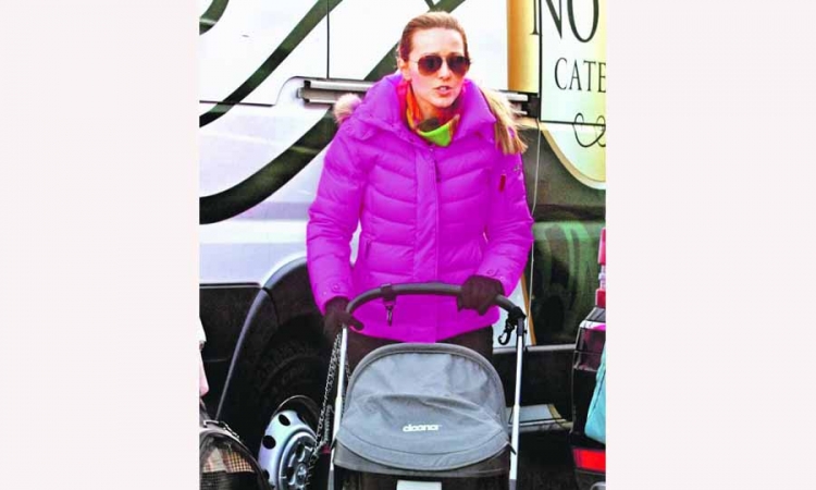 Jelena u šetnji sa malim Stefanom