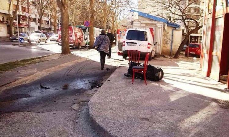 Autom udario majku i bebu na trotoaru