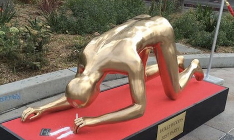 Statua Oskara četvoronoške šmrče kokain