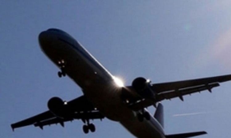 Incident na aerodromu: Avion se zaustavio na nos pored piste
