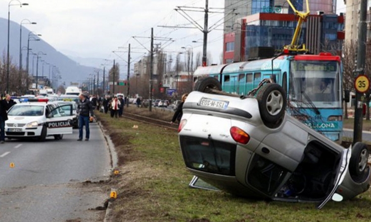 Teška saobraćajna nesreća u Sarajevu, automobil se prevrnuo na krov
