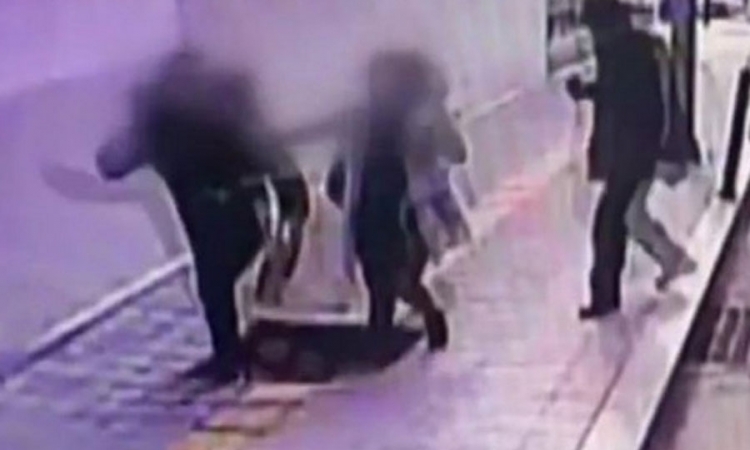 Horor snimak nadzorne kamere: Izašli iz busa i onda ih zemlja progutala