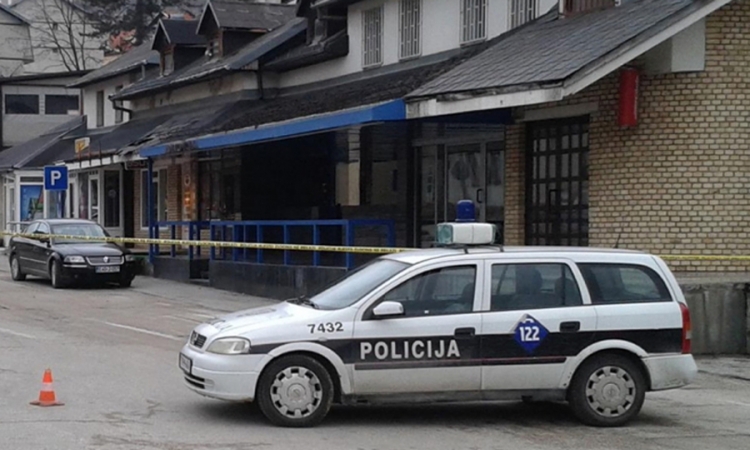 Bombama na policijski parking i prodavnicu