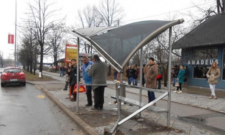 Autobus uništio nadstrešnicu na stanici