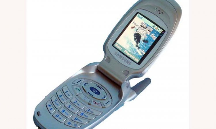 Evo zašto su mobilni telefoni na preklop opet u modi