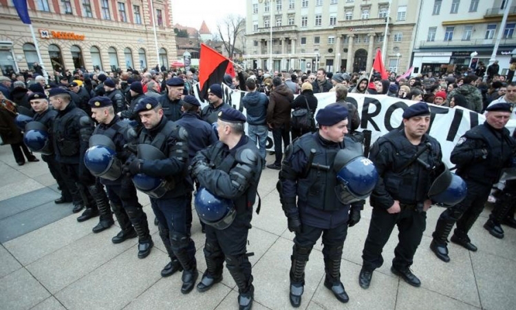 Više stotina antifašista protestovalo, uhapšen lider A-HSP