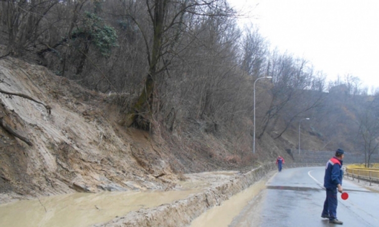 Klizište i Vrbas u Rebrovcu odnose put