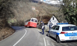 Autobus umalo udario u kuću