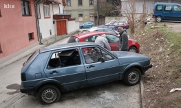 Geleri izrešetali vozila i fasadu