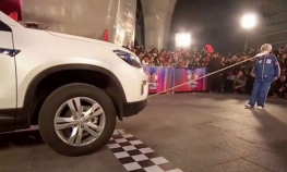 Ima 81 godinu i vuče automobil zubima