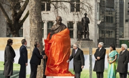 Otkriven spomenik Mahatmi Gandiju u Londonu