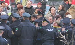 Premijer samo mahnuo radnicima