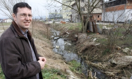 Fekalije teku uz kuće i igralište