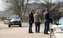 Tri osobe povrijeđene u saobraćajnoj nesreći kod Tuzle