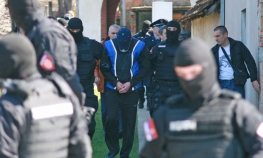 Osam dana držao komšije u strahu