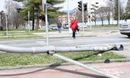 Uništeni semafor i tabla