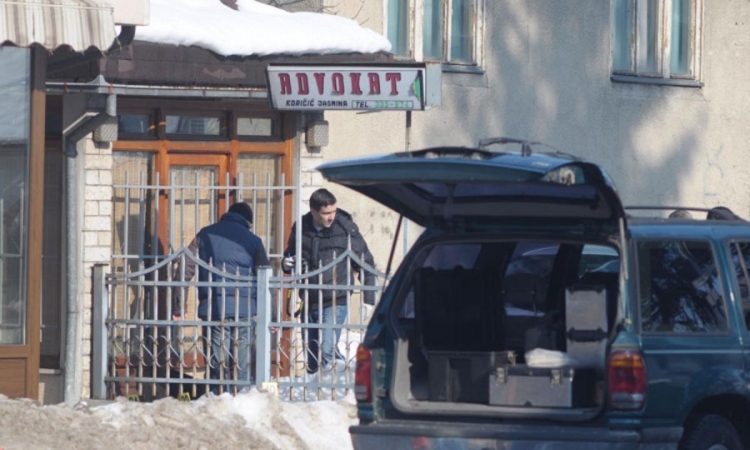 Policija pregovara  sa atentatorom