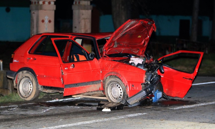 Udario u auto pun policajaca, jedna osoba poginula