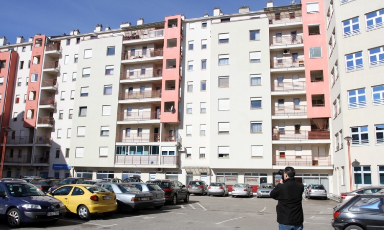 Nepokretnoj majci zario nož u stomak