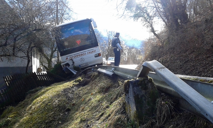Autobus sletio sa kolovoza u dvorište kuće
