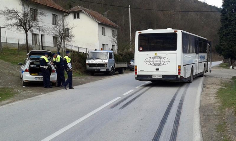 Autobus ženu odbacio deset metara