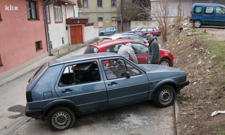 Geleri izrešetali vozila i fasadu