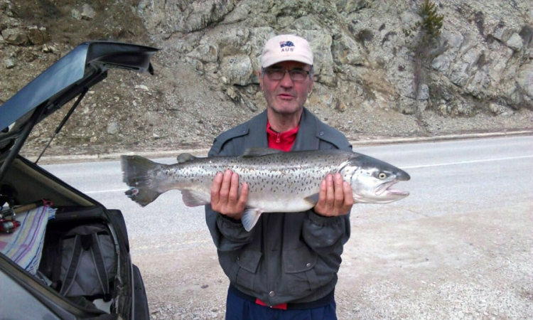 Deda Rajko upecao pastrmku tešku skoro šest kilograma